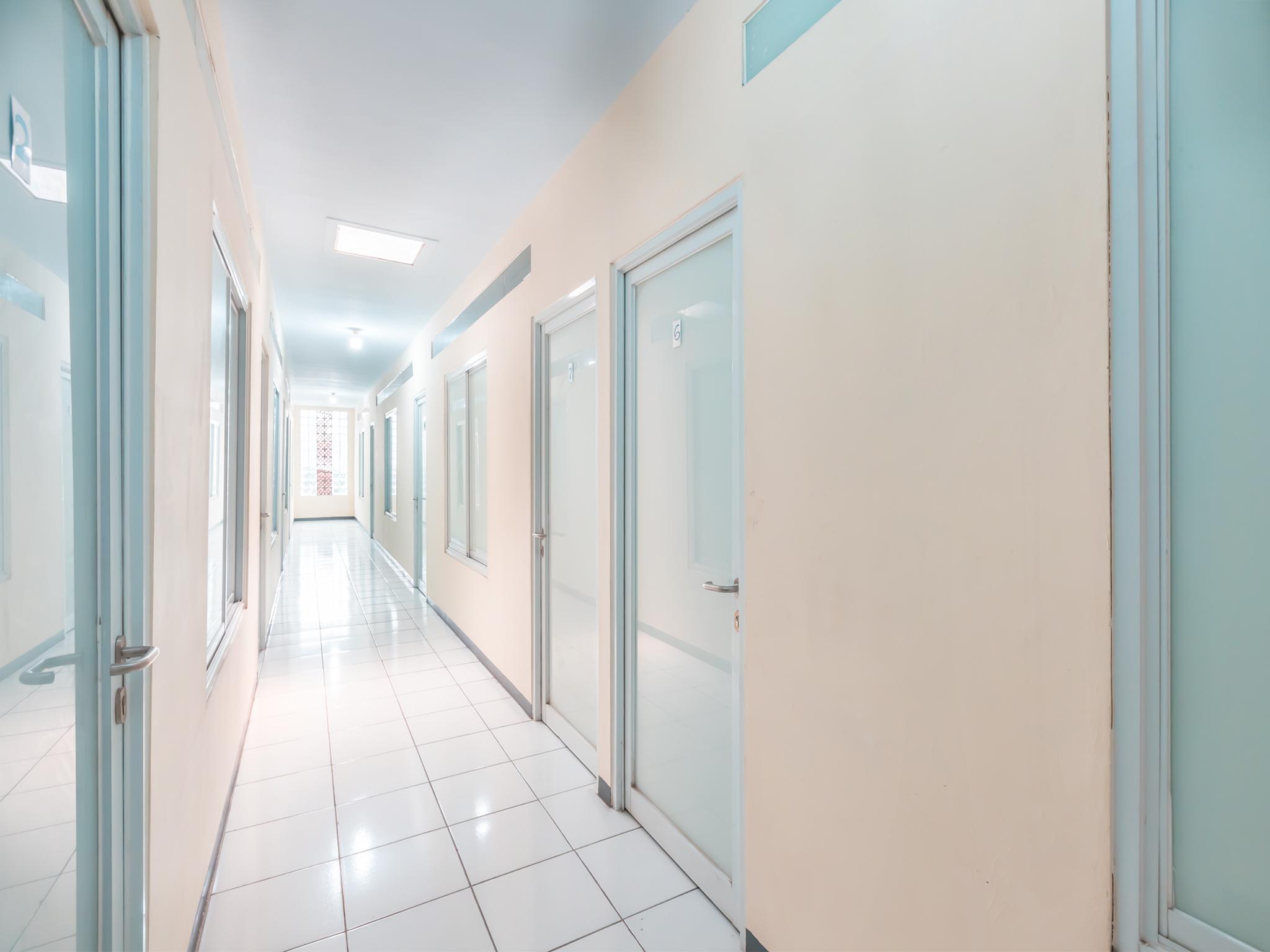J&B Rooms Pramuka Jakarta Mitra Reddoorz Eksteriør billede