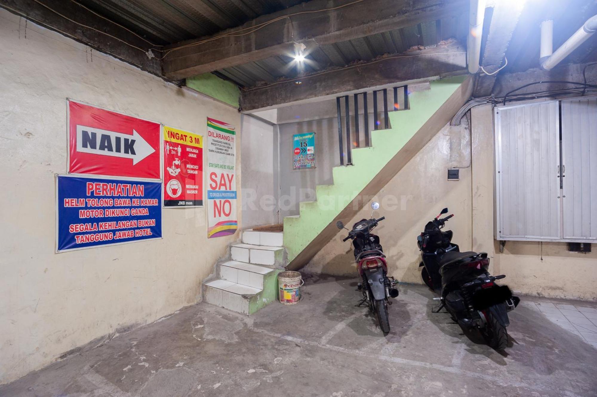 J&B Rooms Pramuka Jakarta Mitra Reddoorz Eksteriør billede