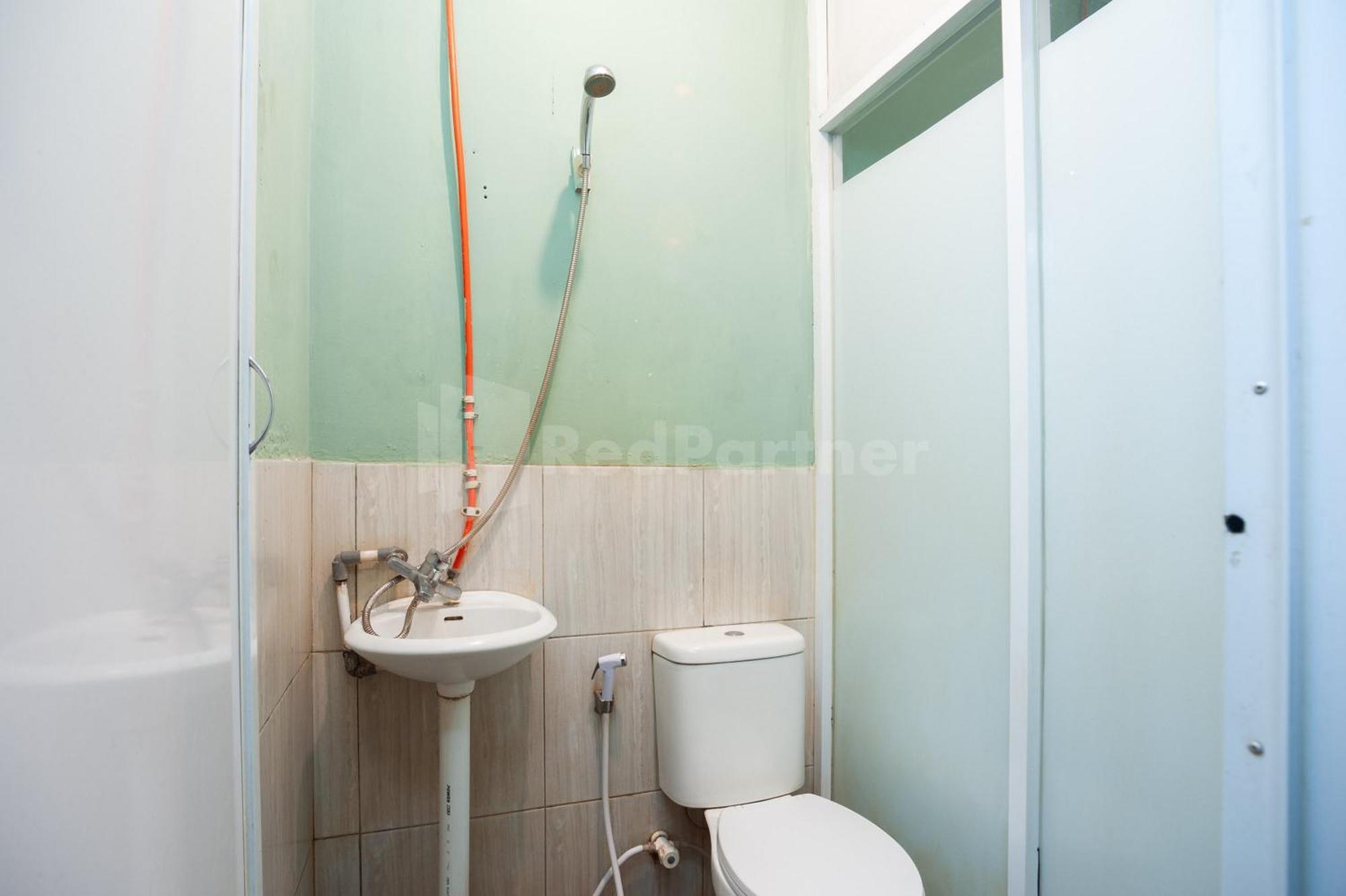J&B Rooms Pramuka Jakarta Mitra Reddoorz Eksteriør billede