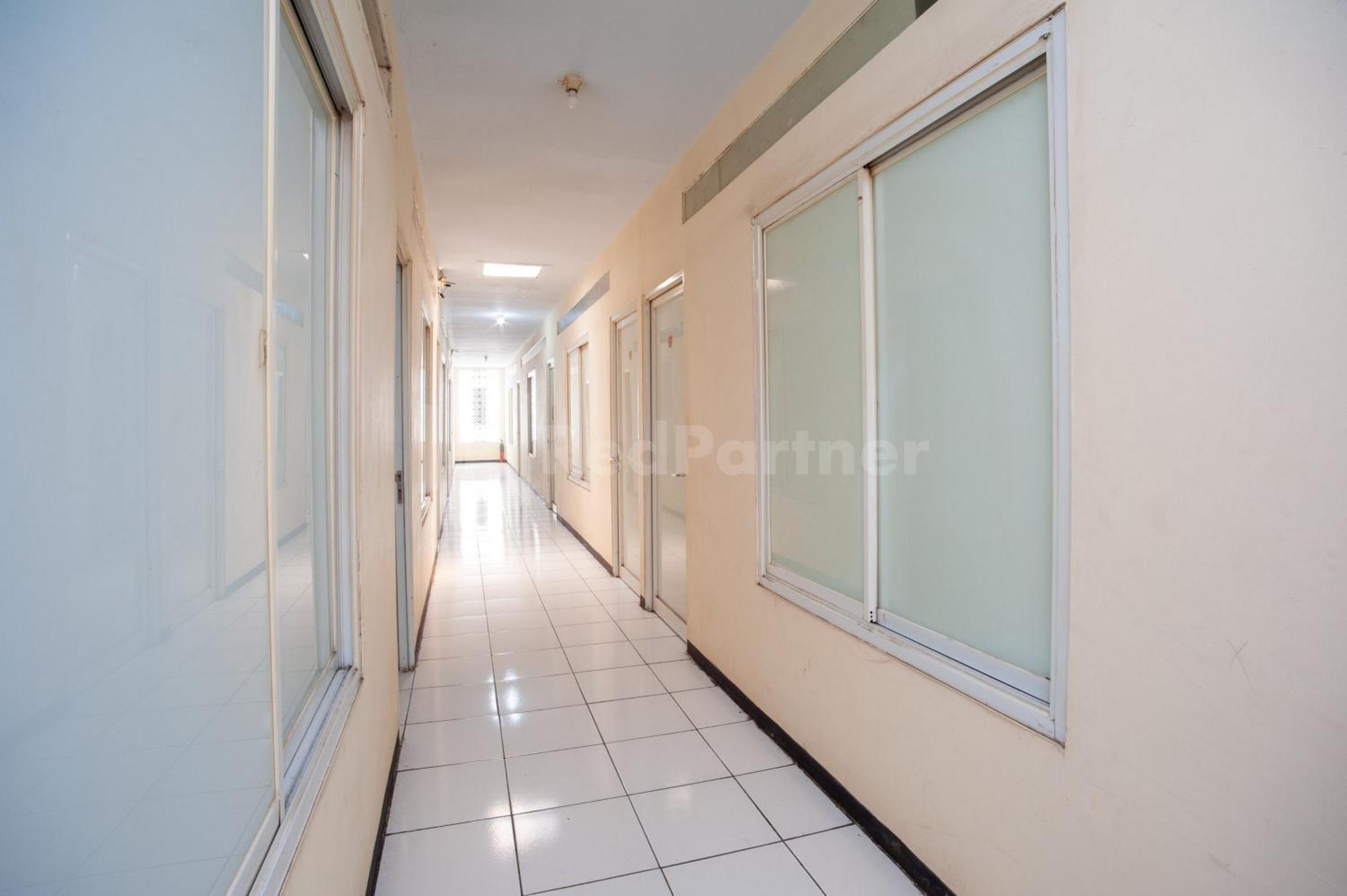 J&B Rooms Pramuka Jakarta Mitra Reddoorz Eksteriør billede