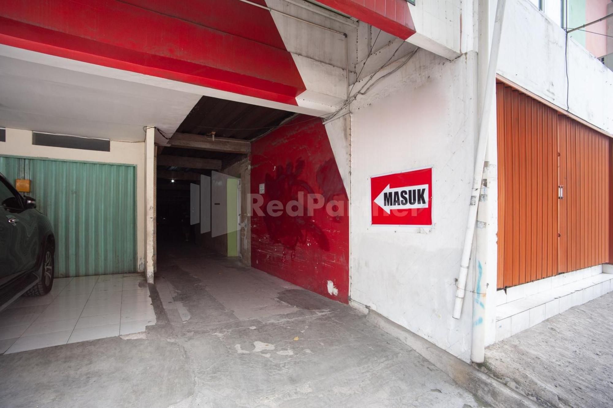 J&B Rooms Pramuka Jakarta Mitra Reddoorz Eksteriør billede