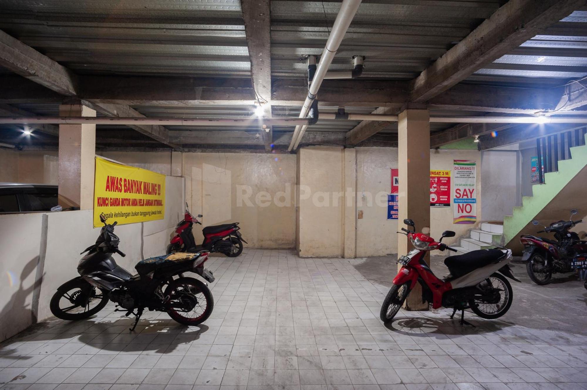 J&B Rooms Pramuka Jakarta Mitra Reddoorz Eksteriør billede
